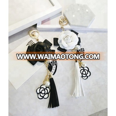 2018 New  Black White Leather Camellia Flower Keychain Women Fashion Flower Key Chains For Mobile Phone Handbag